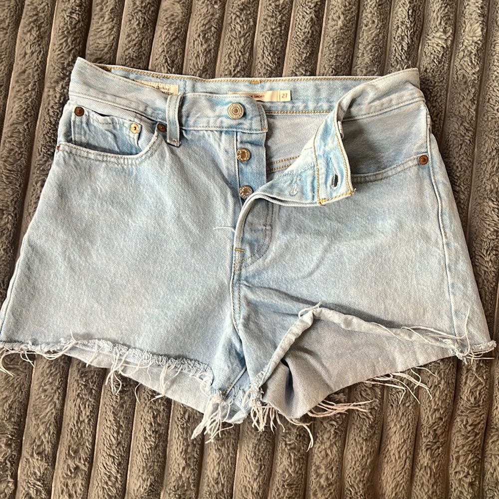 Size 27 LEVI’s DAISY DUKE SHORTS